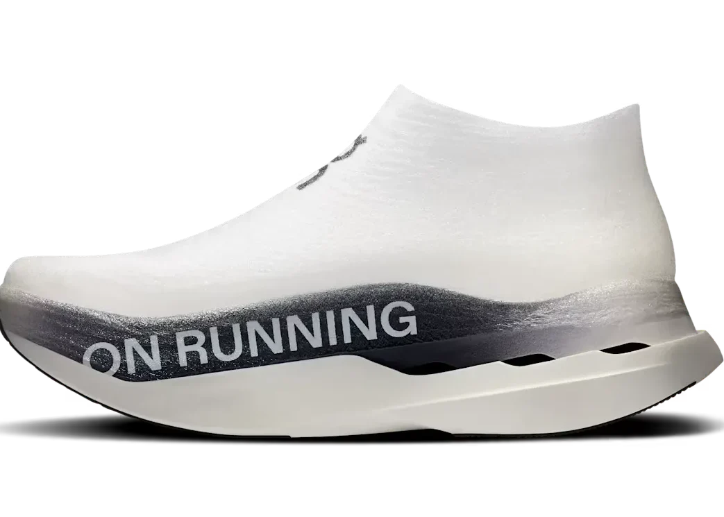 On Cloudboom Strike LightSpray "White / Black"