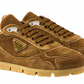 Prada Sneakers Trail en veau velours délavé "Cannelle"