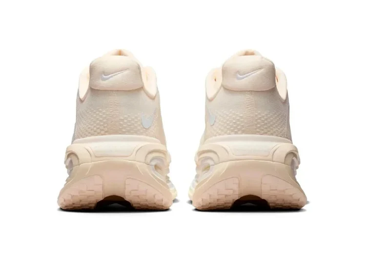 نايكي فوميرو بريميوم "Chalk / Pale"